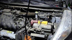 Nissan JUKE 1,6 Ниссан Жук 2011 года Замена масла и фильтров в двигателе