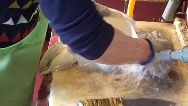 Amazing Giant Live Cuttlefish Cutting Sashimi - Taiwanese street food смотреть онлайн