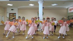 #танец с листочками