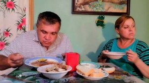 Правильно и мух отгоняй. Приятного аппетита