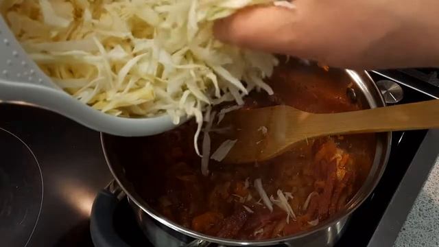 Вкусная тушеная капуста.  Рецепт с колбасой.