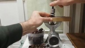 Как расколоть фундук в домашних условиях