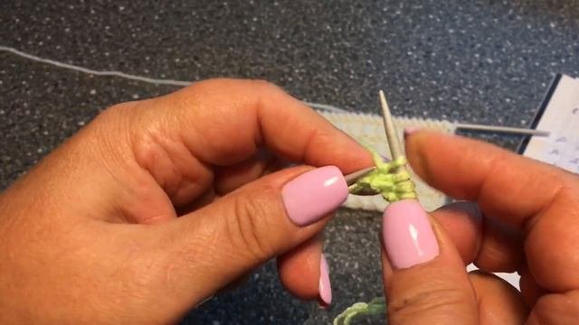 Простые узоры спицами. Горизонтальные полоски с узелками.
