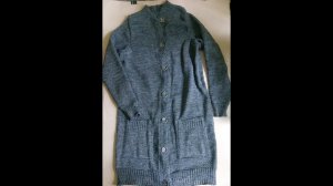 Вязаный кардиган на вязальной машине.