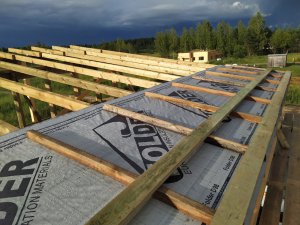 Строим дом сами. Делаем леса из досок. Продолжаем крышу делать.