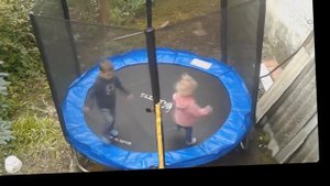 Дети прыгают, развлекаются и играют на батуте.Children jump, have fun and play on the trampoline.