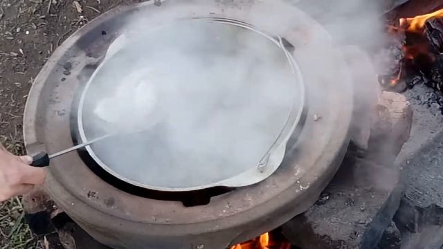 Готовлю шурпу в казане на костре. Отличное блюдо на природе.