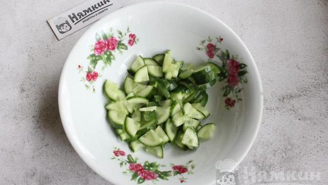 Салат со свежими огурцами, зеленым горошком, яйцом и зеленью