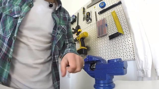 How to make a holographic 3D pyramid / NEW idea смотреть онлайн