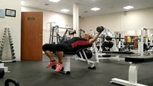 В  тренажерном  зале  .Гантели  и гиря