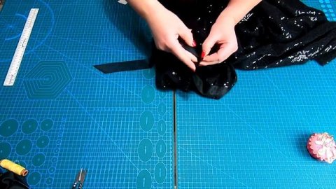 Как обработать горловину платья с пайетками. Полная пошаговая технология обработки.mp4