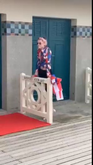 Kristen Stewart inaugure sa cabine sur les planches de Deauville2019.