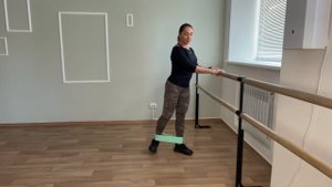 отведение ноги назад с фитнес резинкой