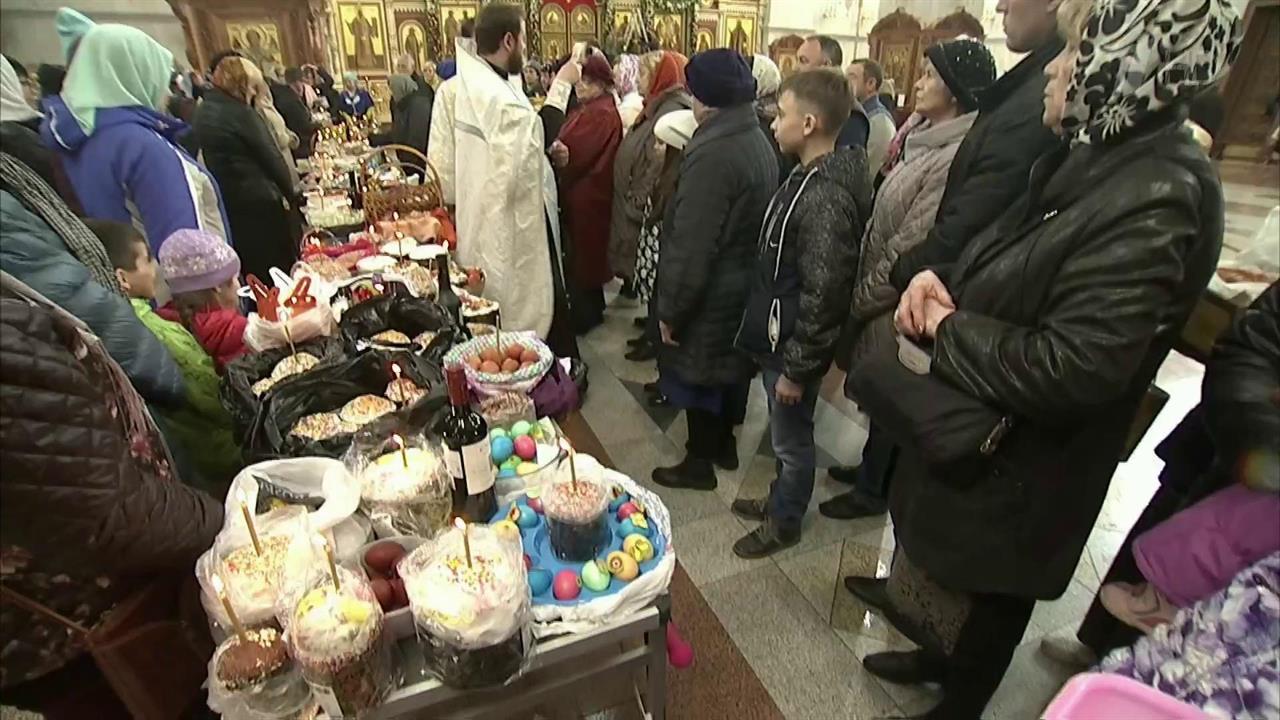 Христиане освящают куличи и пасхальные яйца. Сегодня - Великая суббота