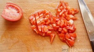 Салат с ветчиной, помидорами и сыром слоями