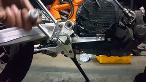 Как заменить лапку заднего тормоза ktm 690 enduro