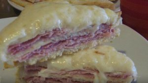 Крок-месье с соусом бешамель