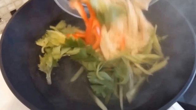 Китайская кухня.  Диетический салат с сельдереем и сухой спаржей