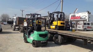 Разгрузка фуры с погрузчиками.