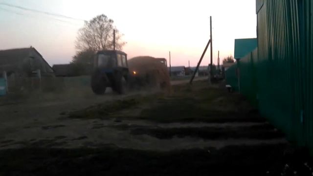 Перевозка сена .Тракторы Т 70 и МТЗ 82 тянут стог сена смотреть онлайн