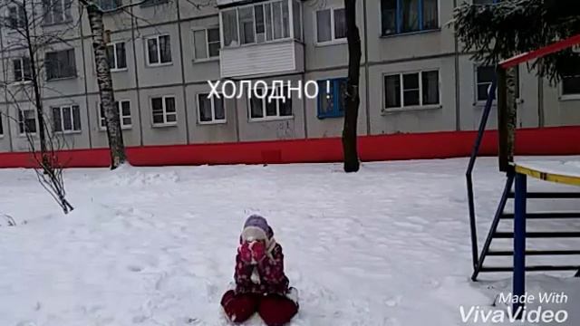 Гуляем . Кристя застряла в снегу ,когда кувыркалась. Натерла лицо снегом.#снежнаязима
