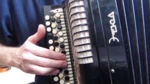 Вы шумите, березы - на баяне (звук на баяне начинает хрипеть)