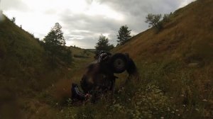 Ребенок перевернулся на квадроцикле.