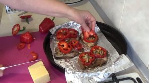 вкусные сочные стейки со свинины с грибами  и с сыром в духовке