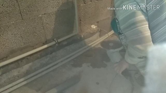 Опускаем канализационный стояк в бетоне