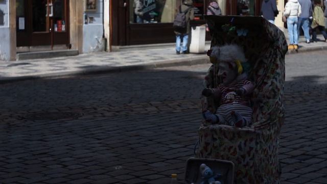 Прага - уличный клоун смотреть онлайн