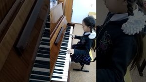 Девочка в 7 лет играет на фортепиано Полонез отлично