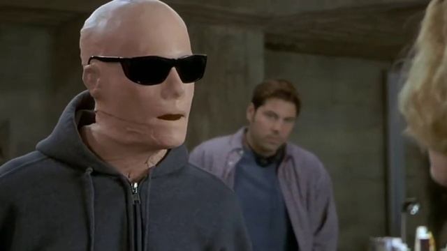 Команда отчитывает Себастьяна. II Невидимка (2000). смотреть онлайн