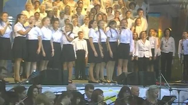 Хор более 300 человек исполнил «Если с другом вышел в путь» (Танич М., Шаинский В.)