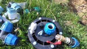Обустройство скважины с помощью кессона из железобетонных колец и герметичного оголовка