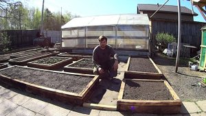 Ставлю деревянные грядки своими руками, делаю межи без травы, засыпаю щебнем.