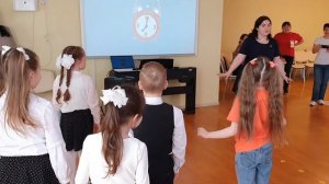 Танцевальная разминка "Ходят часики вот так"