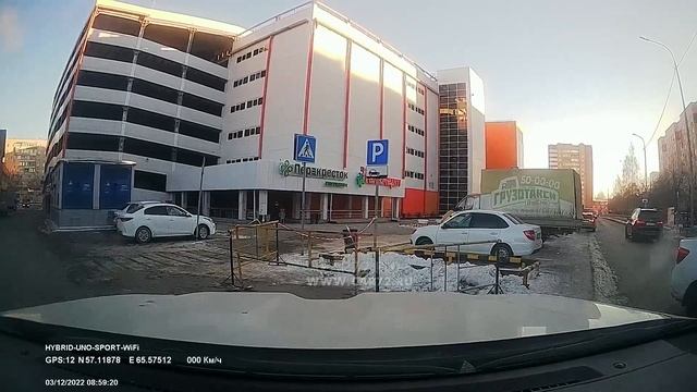 Такси Renault Logan А704ВВ797 по встречной на ул. Александра Логунова смотреть онлайн