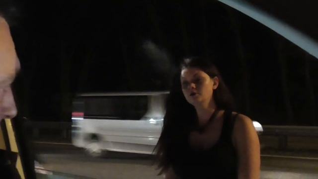 Пьяная девушка на трассе. Е40. М06. Будьте осторожны смотреть онлайн