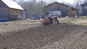 Вспашка огорода роторным плугом.
