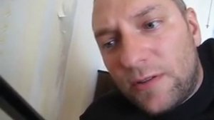 Смешно подделывает кавказский акцент