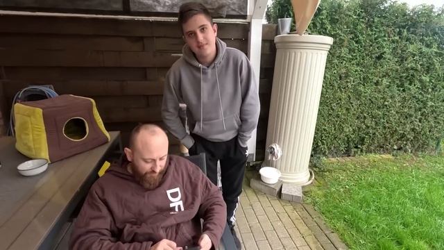 Влог, в кругу близких мне людей, с шашлыком у камина, бродячий кот которого все боятся