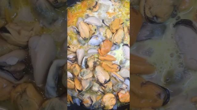 Мидии замороженные на сковороде в сметанно-томатном соусе. Быстро и очень вкусно ? Рецепт под видео