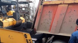 Загрузка асфальтоукладчика - работа по укладке асфальта в Москве - цена