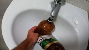 как набрать воды в бутылку которая не помещается под кран
