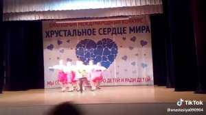 Восемь девок один я танец