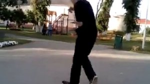 Друг танцует в парке 1 видео.