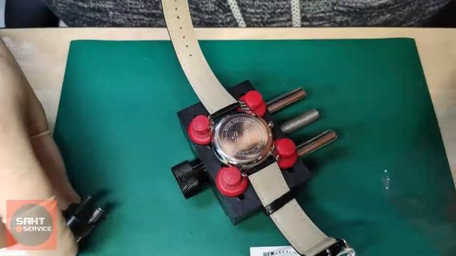 Замена элемента питания в часах Casio с винтовой задней крышкой смотреть онлайн