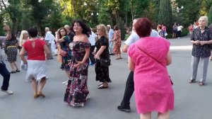 ТОПОЛЯ, ТОПОЛЯ ВСЕ В ПУХУ! ТАНЦЫ В ПАРКЕ ГОРЬКОГО ХАРЬКОВ.mp4