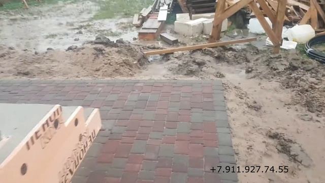 Брусчатка в отмостке. Отмостка из брусчатки. Брусчатка  