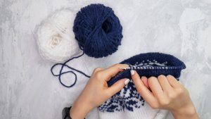 Жаккардовая шапочка с отворотом. KNITTED HAT FIRE ISLE. Вязание спицами